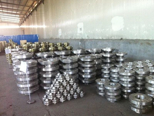 大(dà)型碳鋼對(duì)焊法蘭